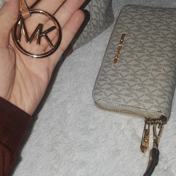 Michael Kors Vanilla + Tan Tote w/ wallet - Picture 8 of 8